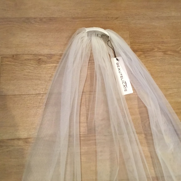 Women’s Wedding Bridal Veil with Comb - Picture 6 of 7